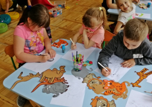 Dzieci rysują zwierzęta egzotyczne według wzoru